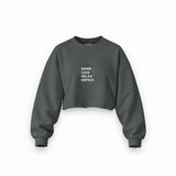 Drink Love Relax Repeat Oversize Crop Sweatshirt — Antrasit — Ön baskı