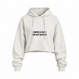 I Need a Hug or Six Shots Oversize Crop Hoodie — Beyaz — Ön baskı