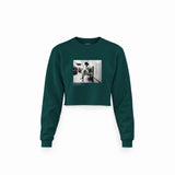 Amy Winehouse at the laundromat 2004 Crop Sweatshirt — Koyu Yeşil — Ön baskı