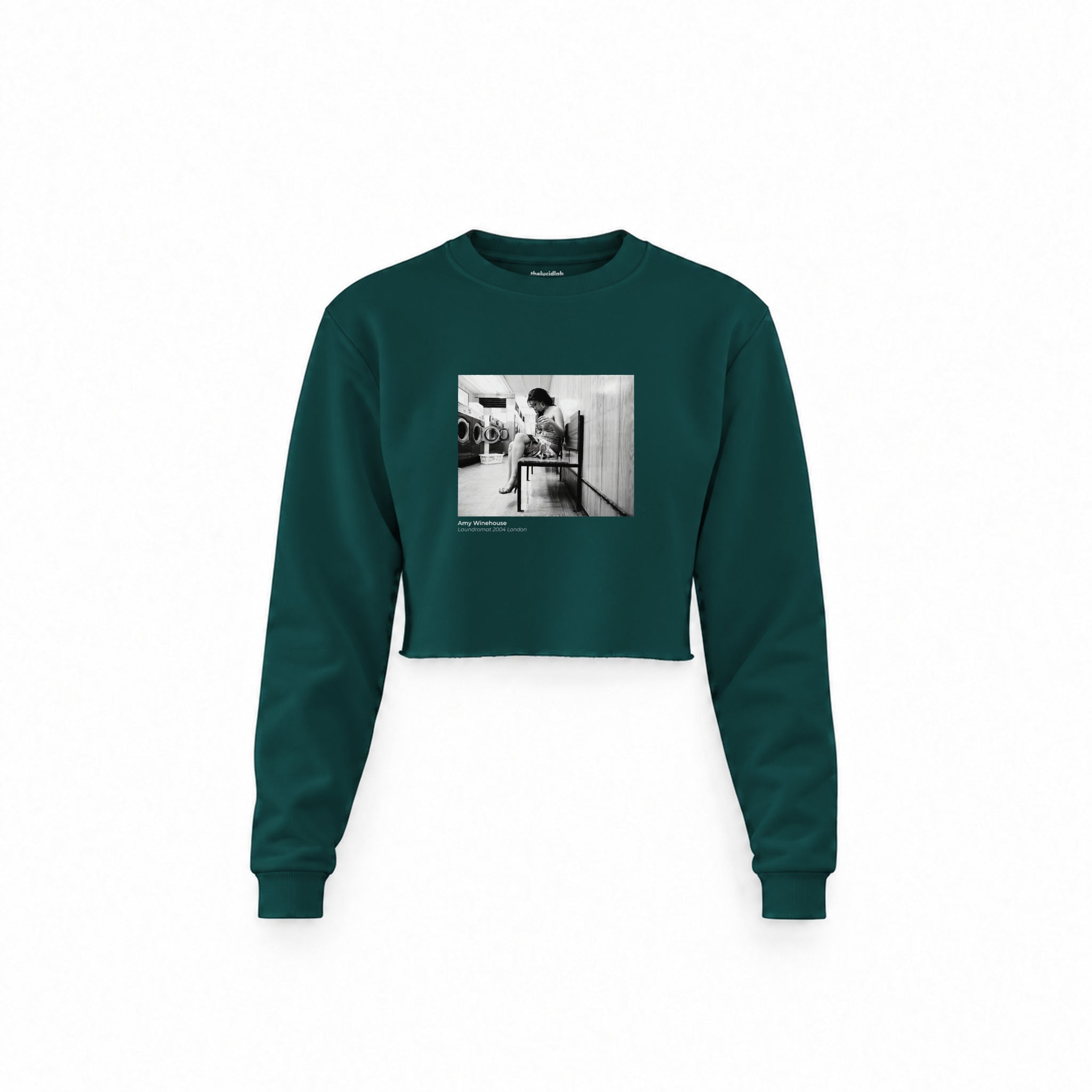 Amy Winehouse at the laundromat 2004 Crop Sweatshirt — Koyu Yeşil — Ön baskı