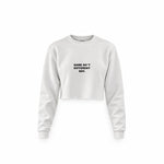 Same Sh*t Different Day Crop Sweatshirt — Beyaz — Ön baskı