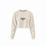 Same Sh*t Different Day Crop Sweatshirt — Krem — Ön baskı
