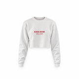 Kiss Now Talk Later Crop Sweatshirt — Beyaz — Ön baskı