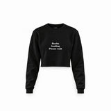 Boobs Loading Please Wait Crop Sweatshirt — Siyah — Ön baskı