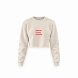 Kiss Me It's My Birthday Crop Sweatshirt — Krem — Ön baskı