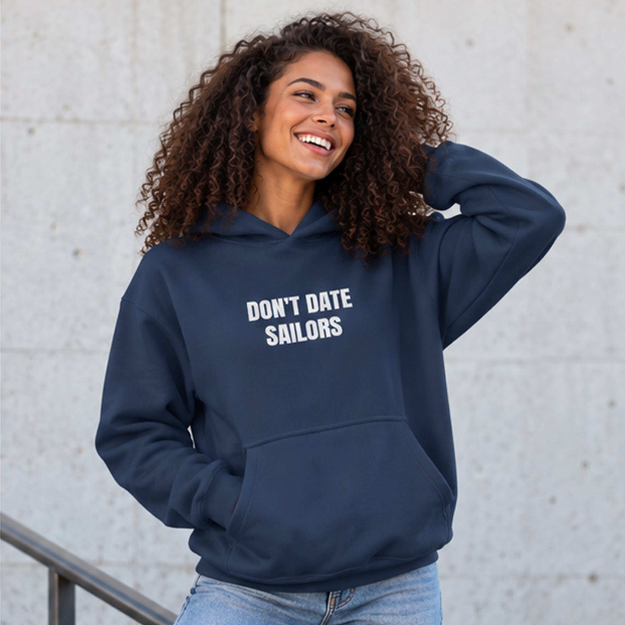 Sailor Oversize Hoodie – Lacivert – model üzerinde ön görünüm