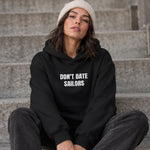 Sailor Oversize Hoodie – Siyah – model üzerinde ön görünüm
