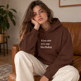 Kiss Me It's My Birthday Oversize Hoodie – Kahverengi – model üzerinde ön görünüm