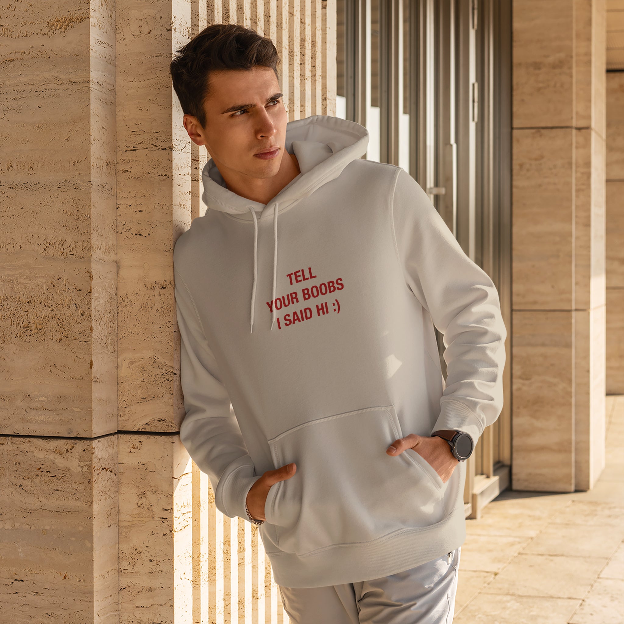 Tell Your Boobs Hoodie – Krem – model üzerinde ön görünüm