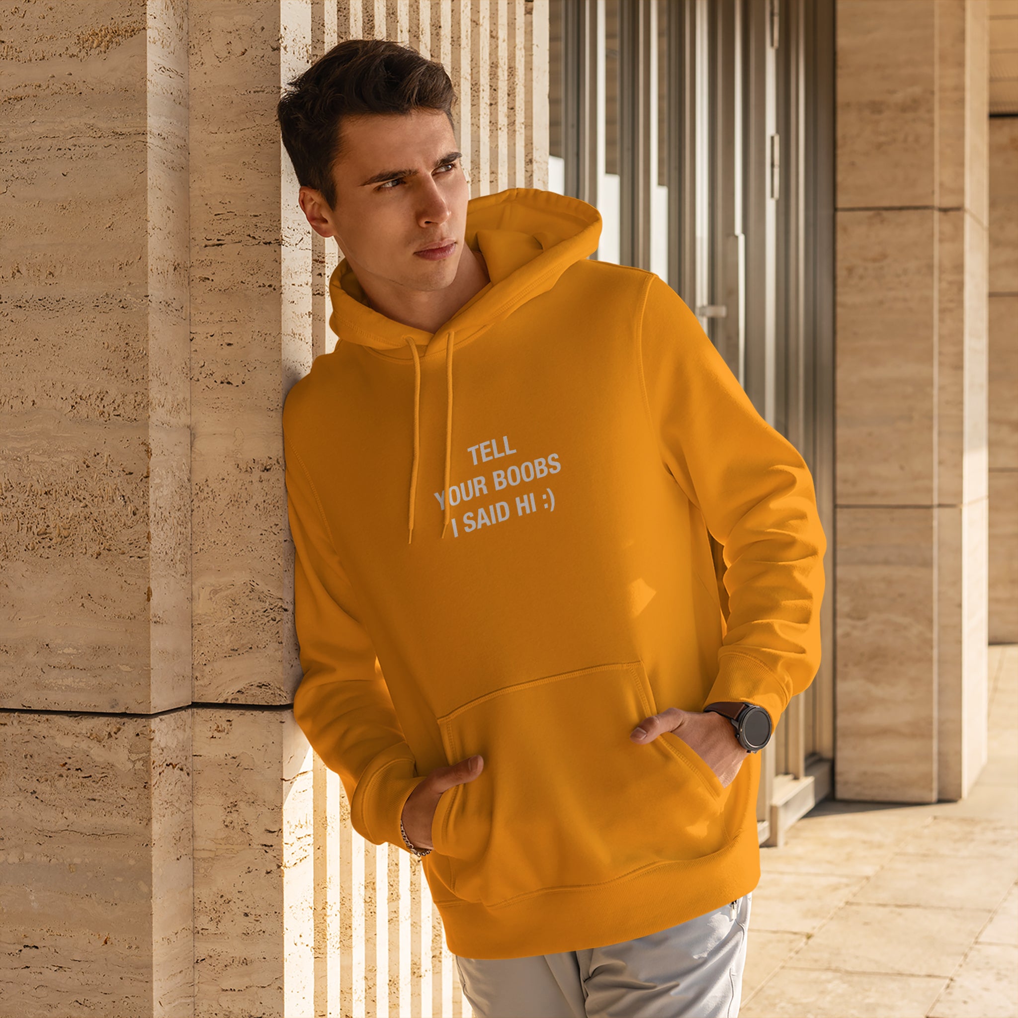 Tell Your Boobs Hoodie – Turuncu – model üzerinde ön görünüm
