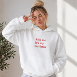 Kiss Me It's My Birthday Oversize Hoodie – Beyaz – model üzerinde ön görünüm