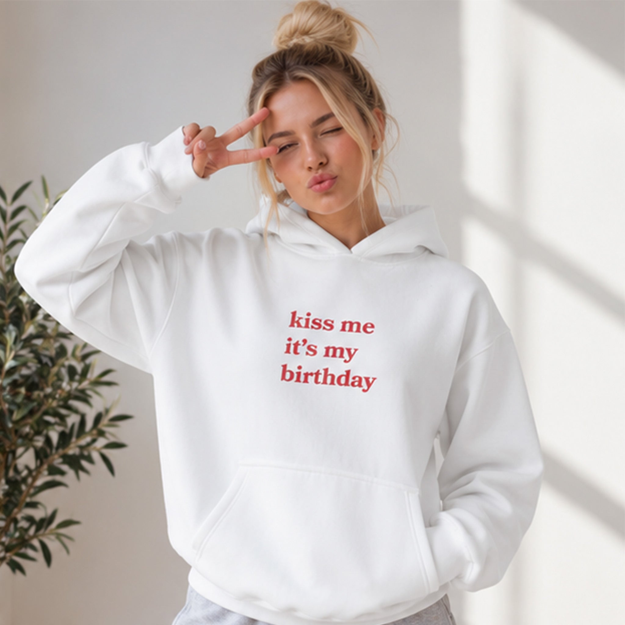 Kiss Me It's My Birthday Oversize Hoodie – Beyaz – model üzerinde ön görünüm