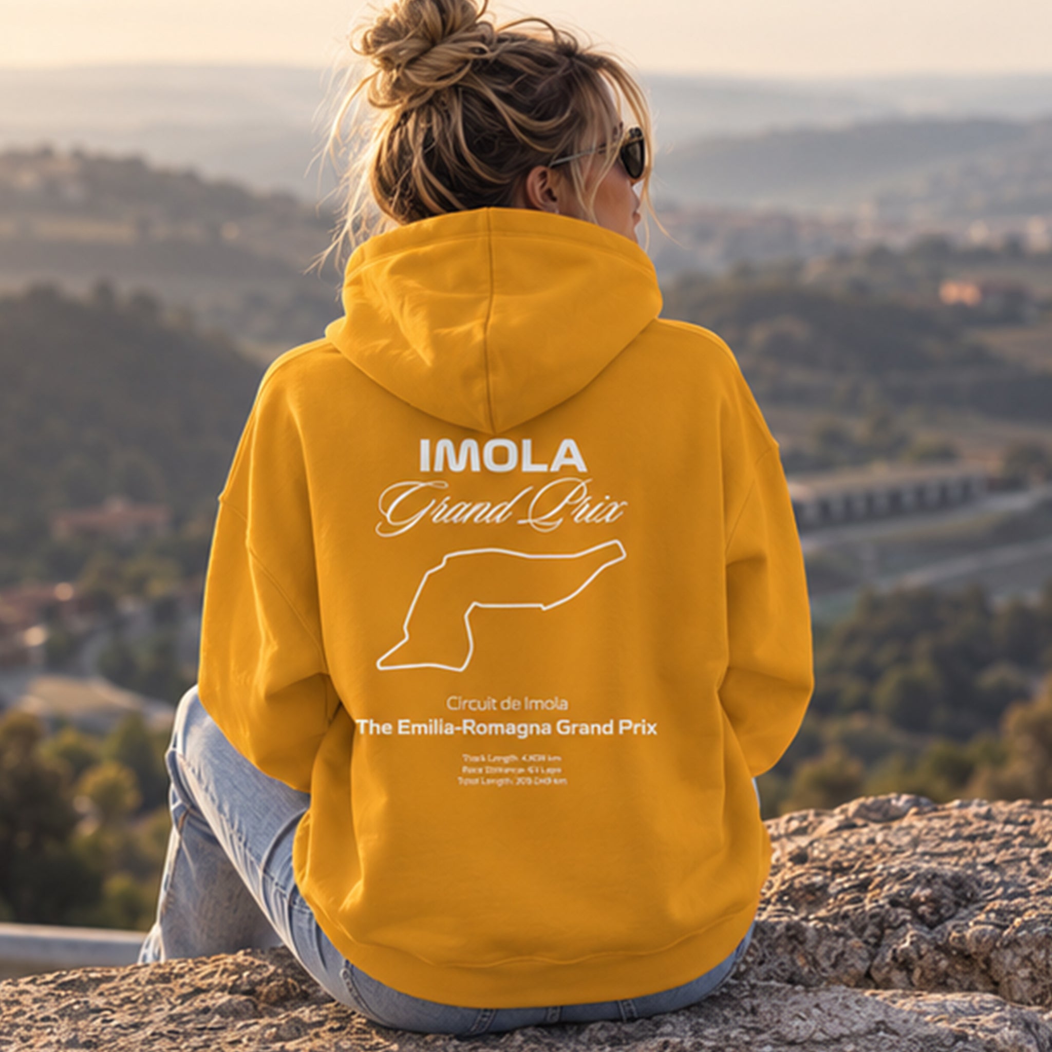 Imola Grand Prix Hoodie – Turuncu – model üzerinde arka görünüm
