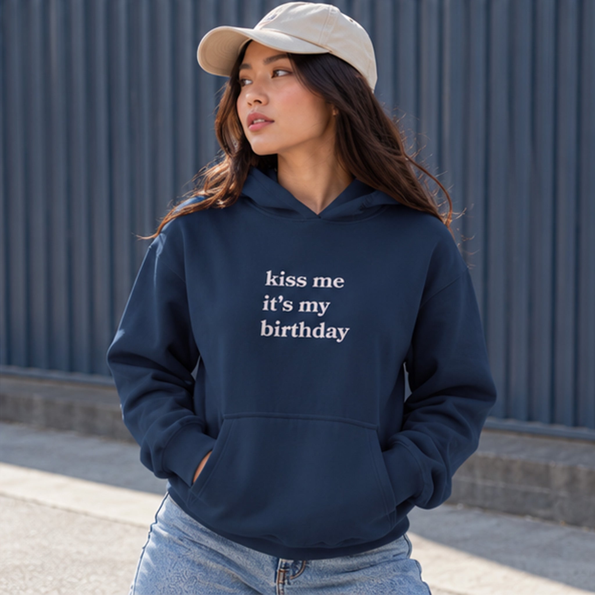 Kiss Me It's My Birthday Oversize Hoodie – Lacivert – model üzerinde ön görünüm