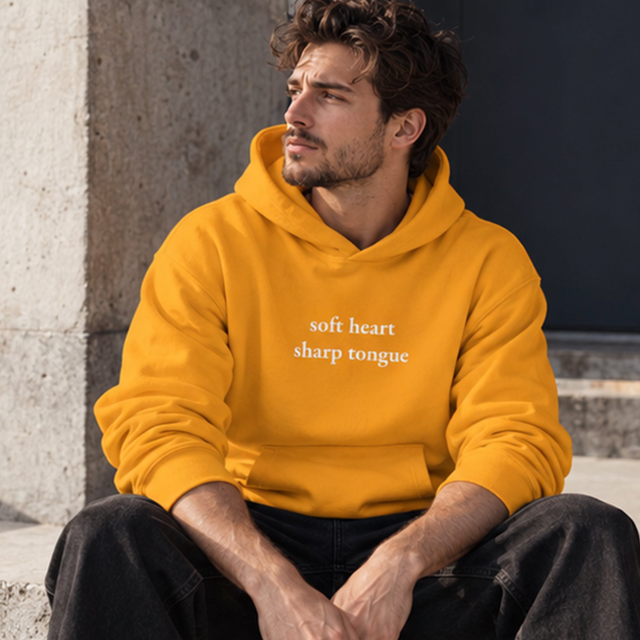 Soft Heart Sharp Tongue Hoodie – Turuncu – model üzerinde ön görünüm