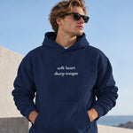 Soft Heart Sharp Tongue Hoodie – Lacivert – model üzerinde ön görünüm