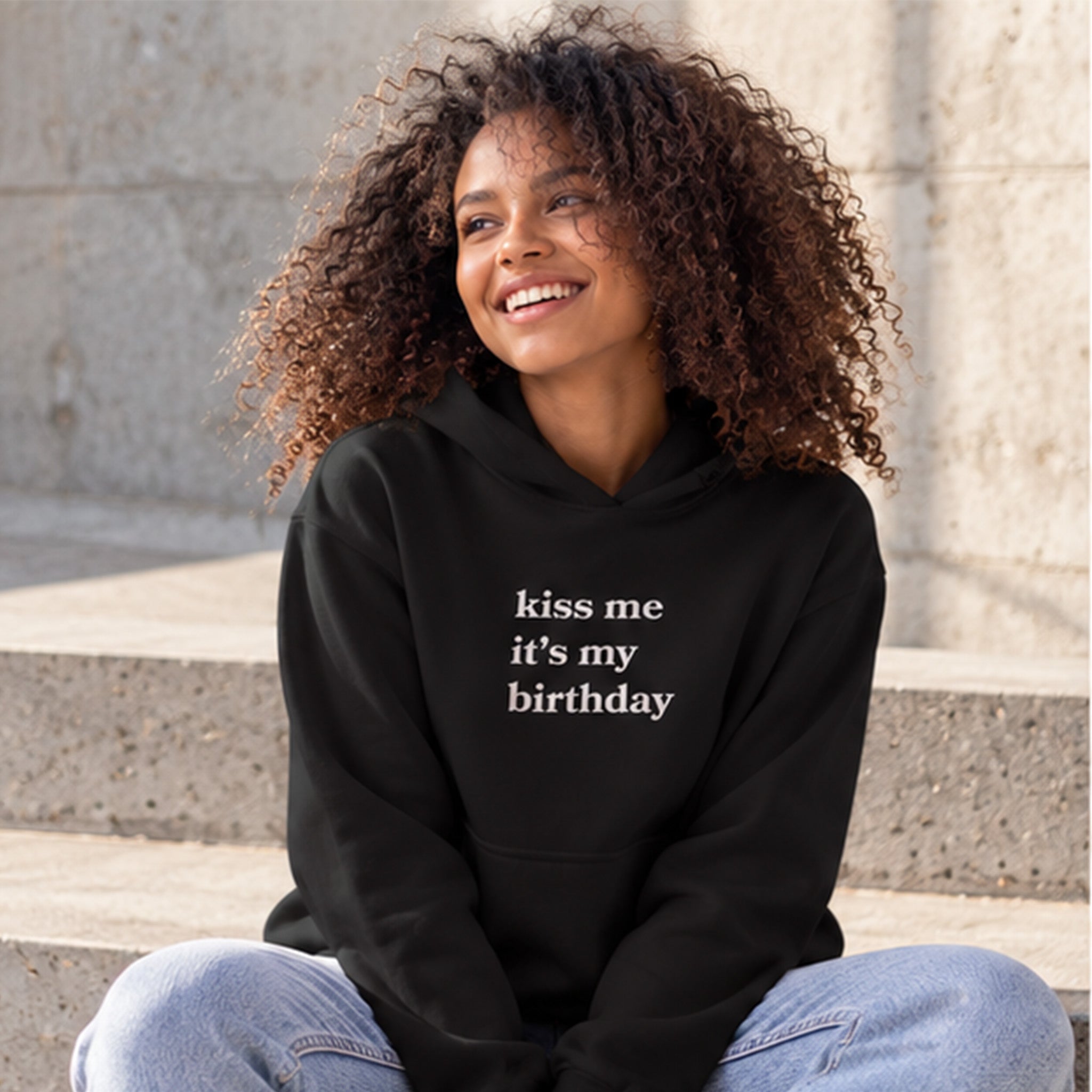 Kiss Me It's My Birthday Oversize Hoodie – Siyah – model üzerinde ön görünüm