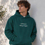 Soft Heart Sharp Tongue Hoodie – Koyu Yeşil – model üzerinde ön görünüm
