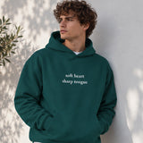 Soft Heart Sharp Tongue Hoodie – Koyu Yeşil – model üzerinde ön görünüm