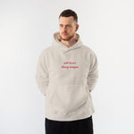 Soft Heart Sharp Tongue Hoodie – Krem – model üzerinde ön görünüm