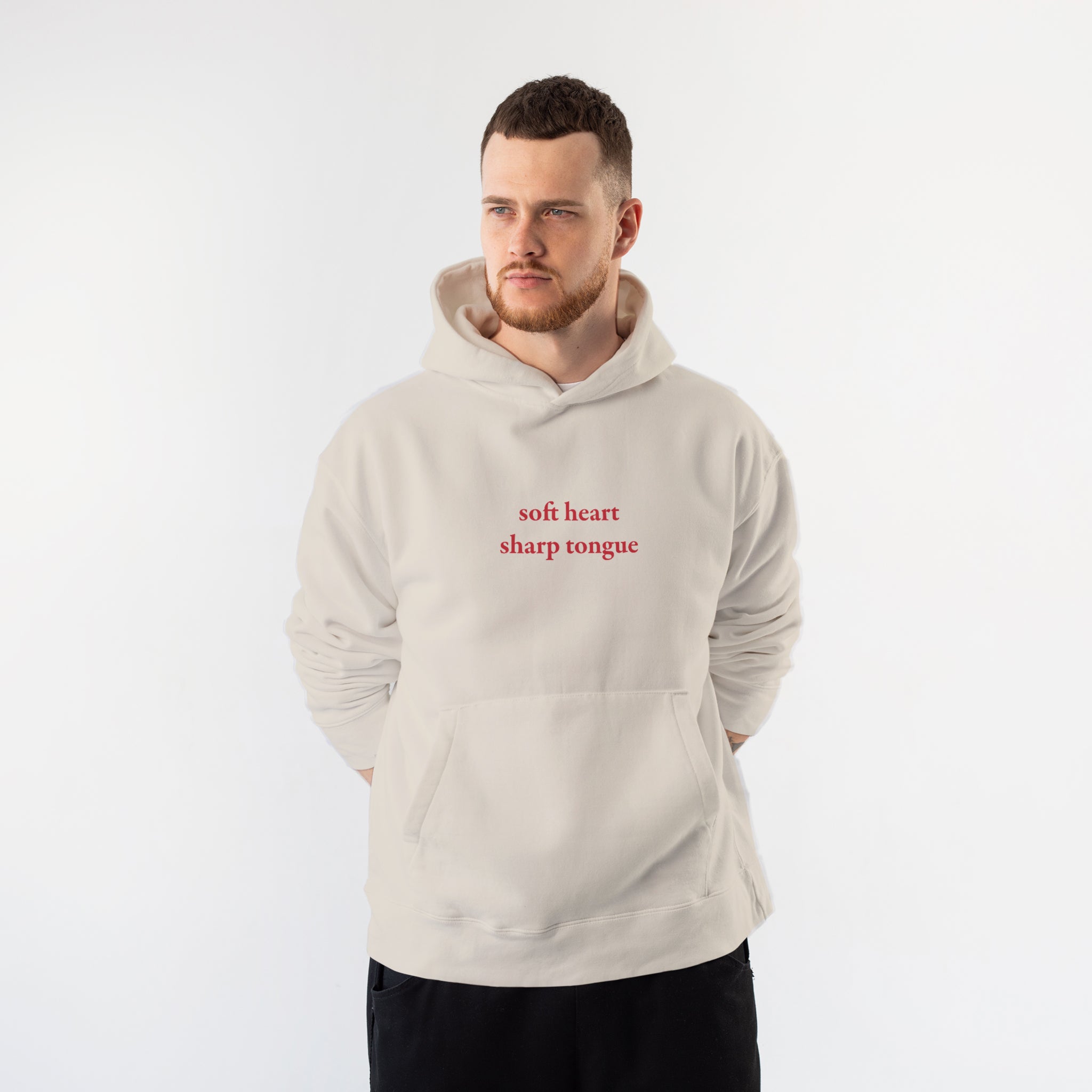 Soft Heart Sharp Tongue Hoodie – Krem – model üzerinde ön görünüm