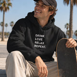 Drink Love Relax Repeat Hoodie – Siyah – model üzerinde ön görünüm