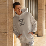 Drink Love Relax Repeat Hoodie – Krem – model üzerinde ön görünüm
