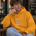 Drink Love Relax Repeat Hoodie – Turuncu – model üzerinde ön görünüm