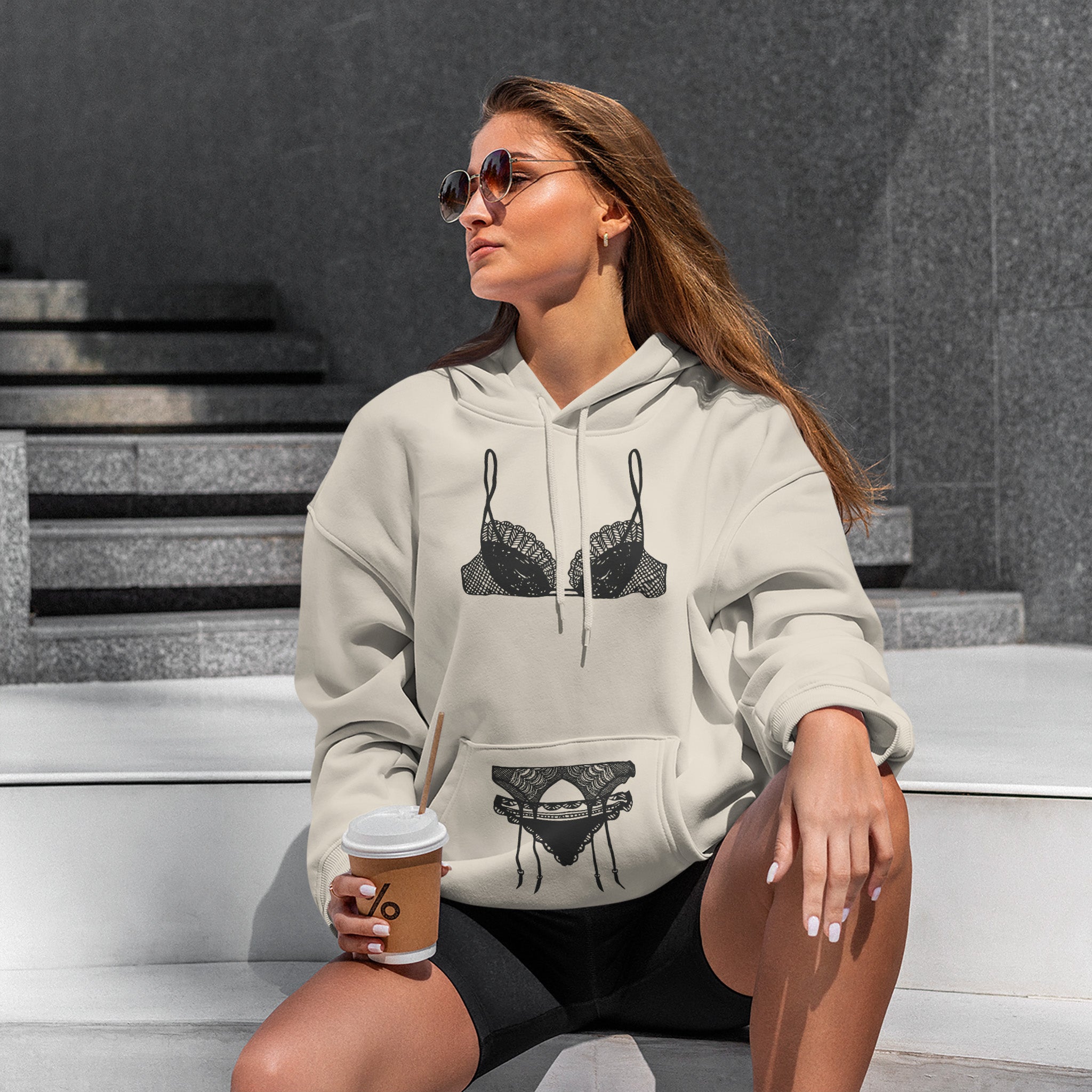 Noir Seduce Hoodie – Krem – model üzerinde ön görünüm