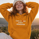 Eating Pussy Cures Depression Hoodie – Turuncu – model üzerinde ön görünüm