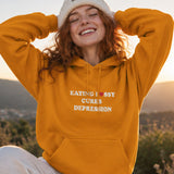 Eating Pussy Cures Depression Hoodie – Turuncu – model üzerinde ön görünüm