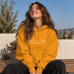 All I Need Is U Hoodie – Turuncu – model üzerinde ön görünüm
