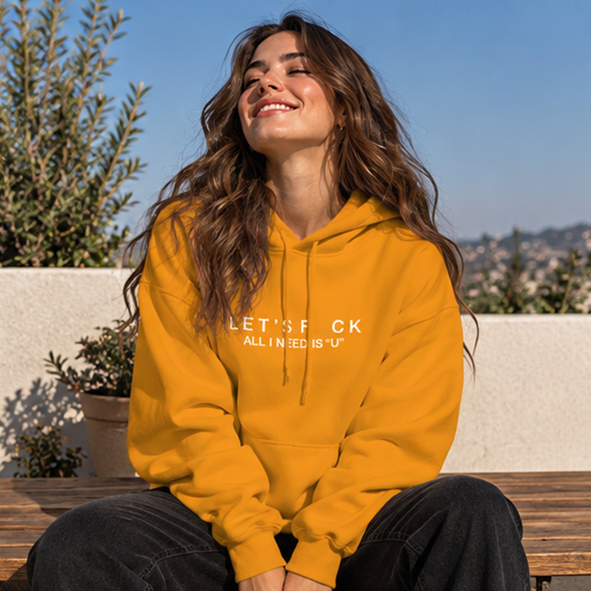 All I Need Is U Hoodie – Turuncu – model üzerinde ön görünüm