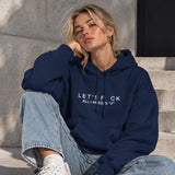 All I Need Is U Hoodie – Lacivert – model üzerinde ön görünüm