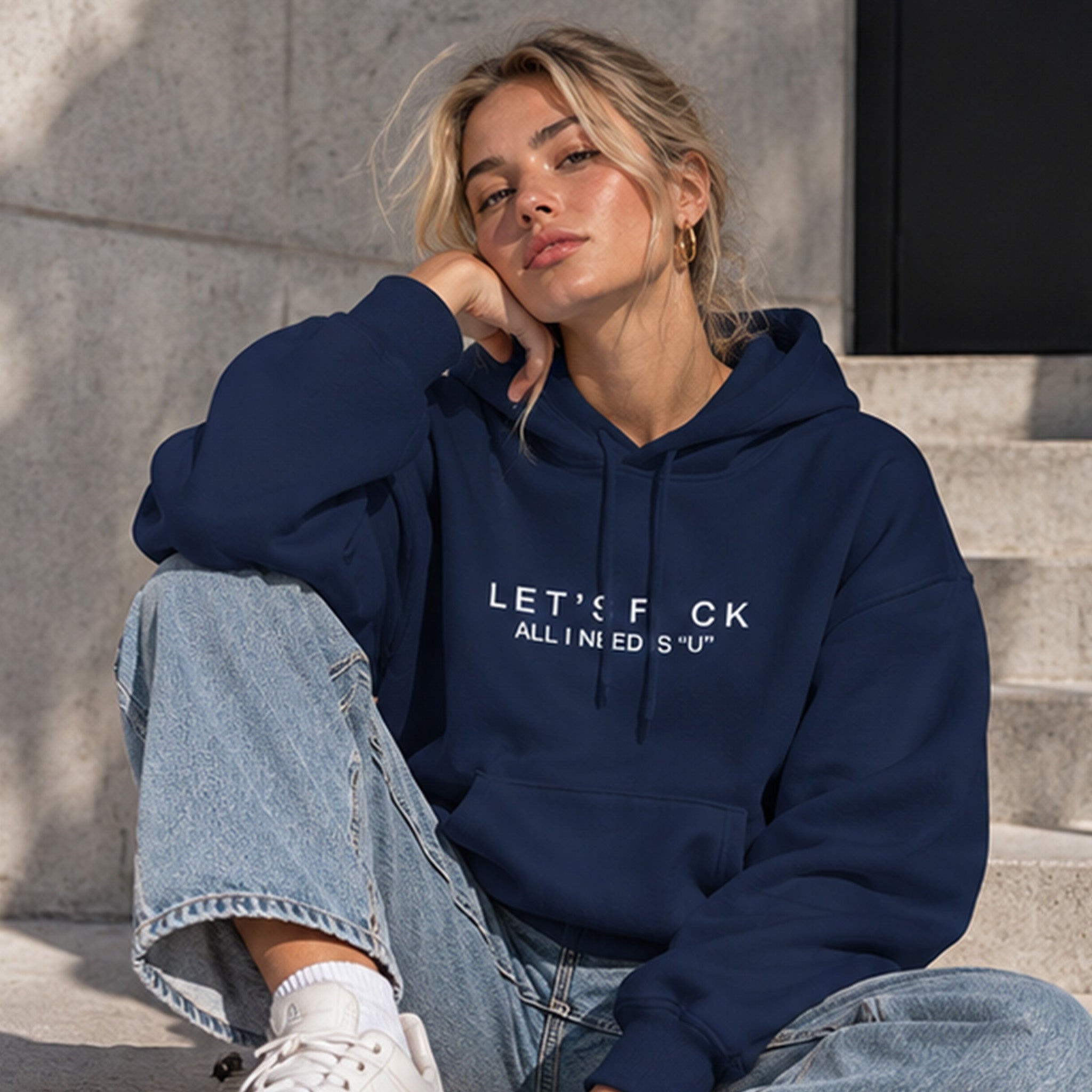 All I Need Is U Hoodie – Lacivert – model üzerinde ön görünüm