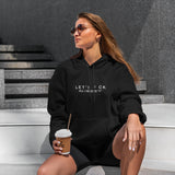 All I Need Is U Hoodie – Siyah – model üzerinde ön görünüm