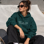 All I Need Is U Hoodie – Koyu Yeşil – model üzerinde ön görünüm