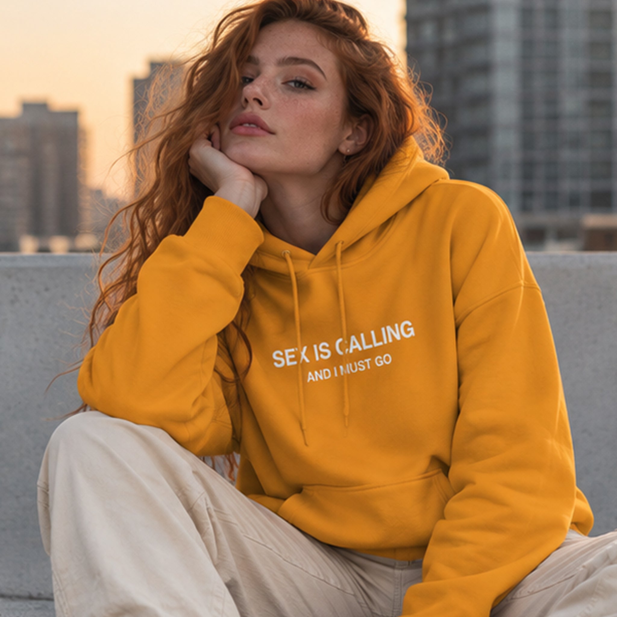 Sex is Calling Hoodie – Turuncu – model üzerinde ön görünüm