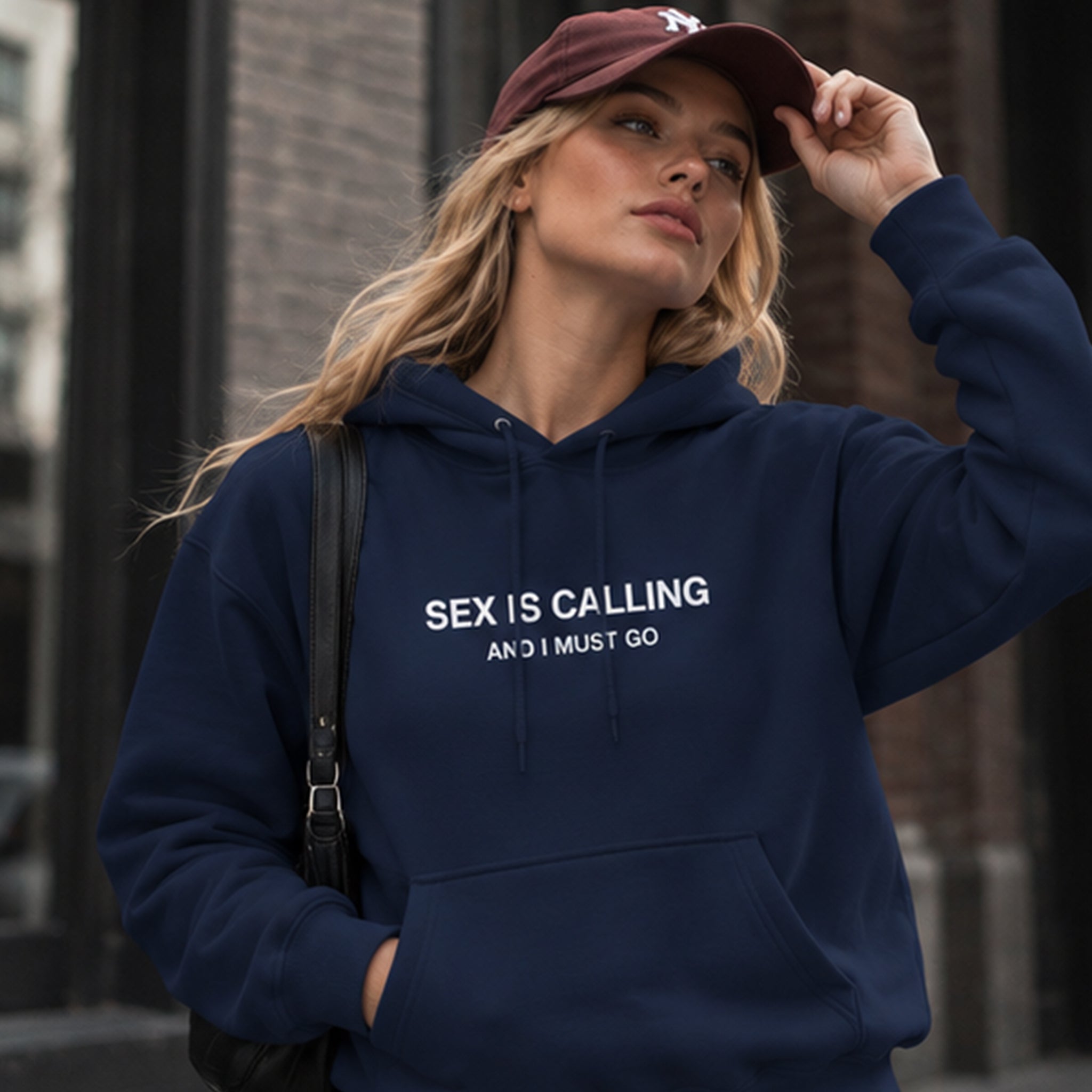 Sex is Calling Hoodie – Lacivert – model üzerinde ön görünüm
