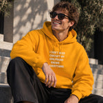 Girlfriend Knows Everything Hoodie – Turuncu – model üzerinde ön görünüm