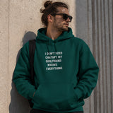 Girlfriend Knows Everything Hoodie – Koyu Yeşil – model üzerinde ön görünüm