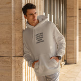 Girlfriend Knows Everything Hoodie – Krem – model üzerinde ön görünüm