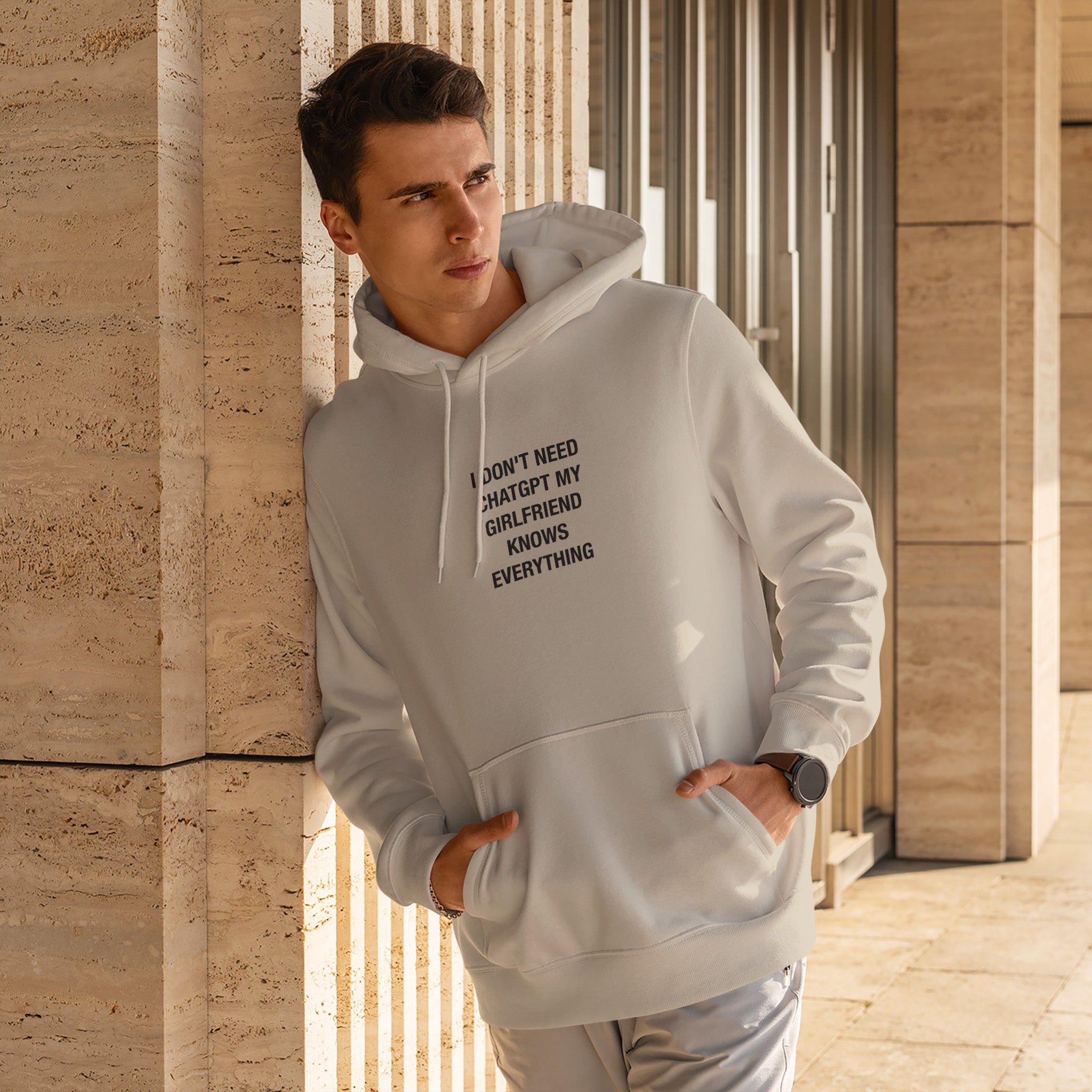 Girlfriend Knows Everything Hoodie – Krem – model üzerinde ön görünüm