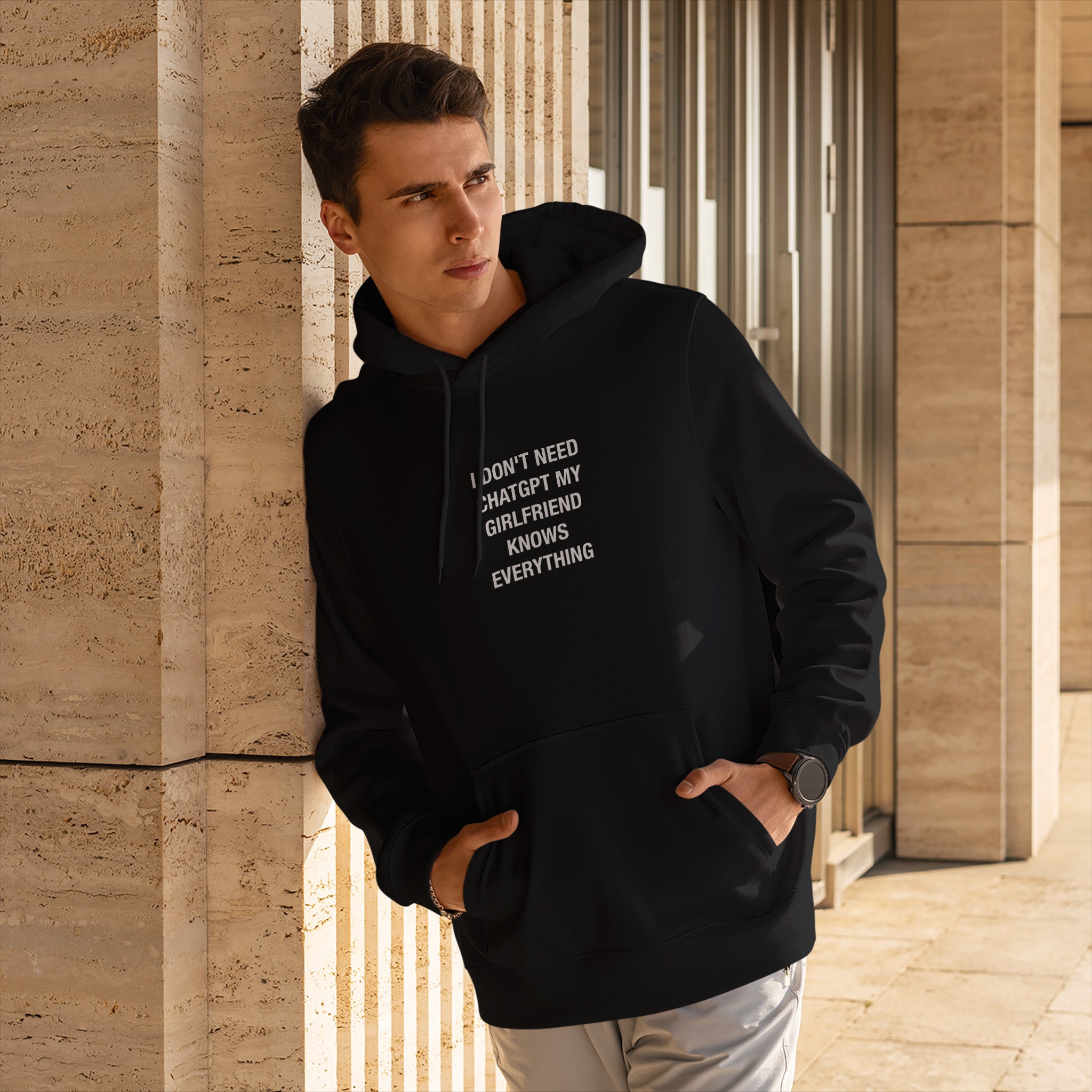 Girlfriend Knows Everything Hoodie – Siyah – model üzerinde ön görünüm