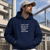 Girlfriend Knows Everything Hoodie – Lacivert – model üzerinde ön görünüm