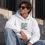 Girlfriend Knows Everything Hoodie – Beyaz – model üzerinde ön görünüm