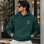 Catch Me By The Sea Hoodie – Koyu Yeşil – model üzerinde ön görünüm