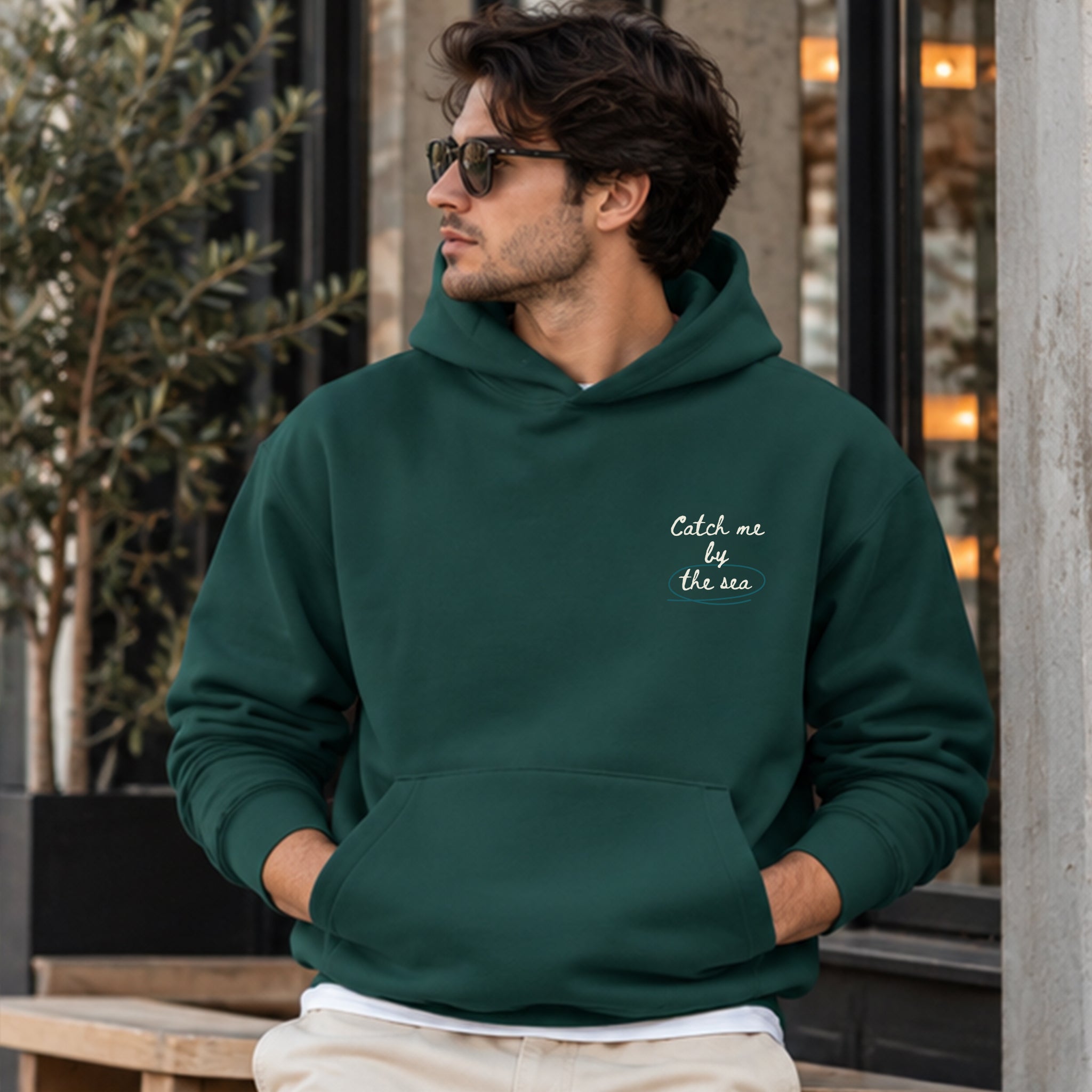 Catch Me By The Sea Hoodie – Koyu Yeşil – model üzerinde ön görünüm