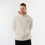 Catch Me By The Sea Hoodie – Krem – model üzerinde ön görünüm