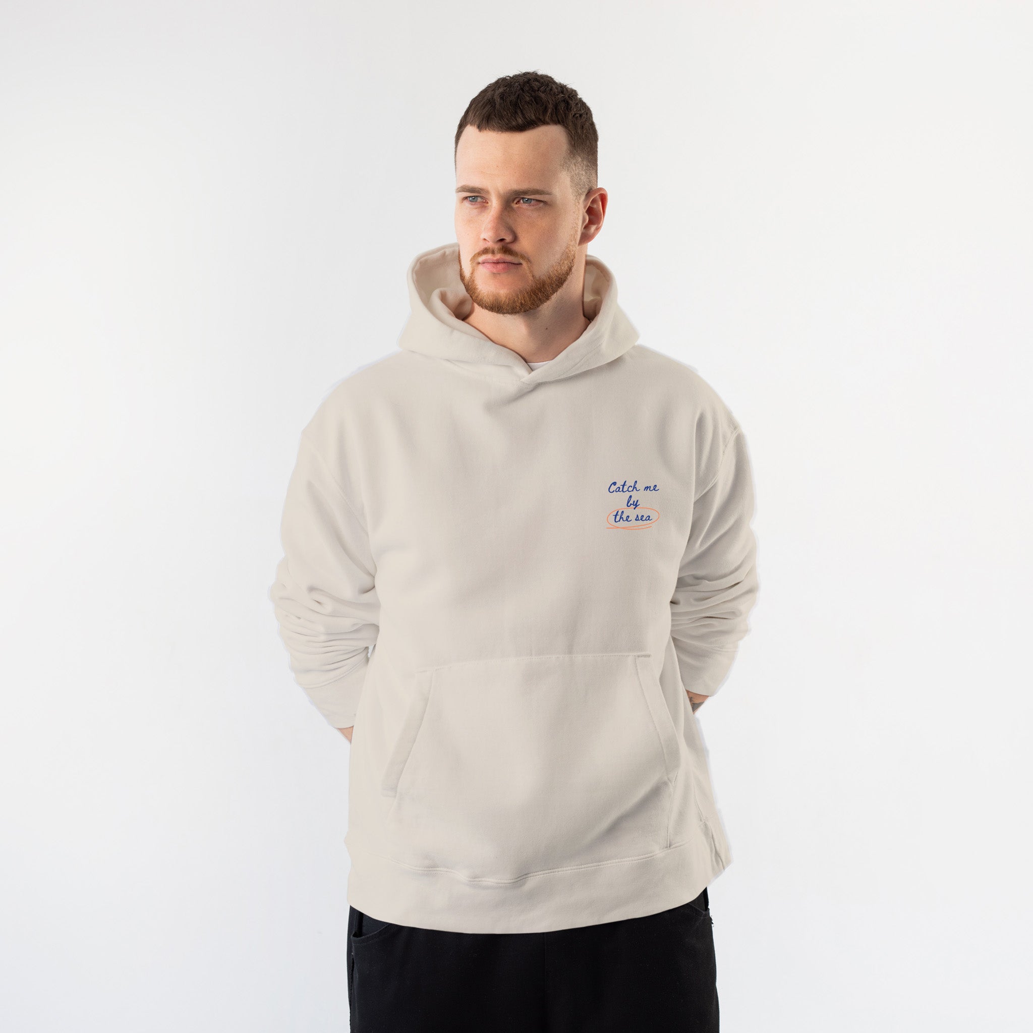 Catch Me By The Sea Hoodie – Krem – model üzerinde ön görünüm